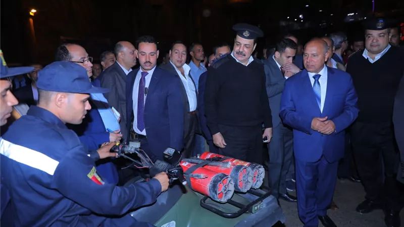 خلال جولة بمحطة مصر .. وزير النقل يتابع إنتظام الخدمة وتطبيق منظومة التصدى للركوب بدون تذكرة
