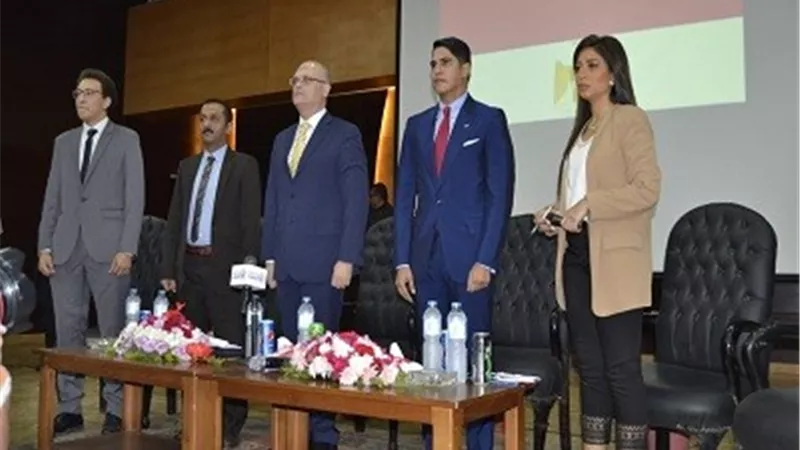ابو هشيمة يلتقي بطلاب تجارة عين شمس في ندوة ريارة الأعمال..صور