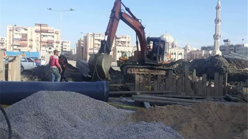 توقف العمل بإصلاح الخط الرئيسى للمياه وإعادة ضخ المياه بشكل جزئى لسد احتياجاتهم