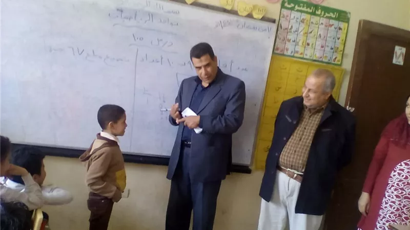 مدير تعليم الخانكة يتابع إمتحانات الصفوف الأولي