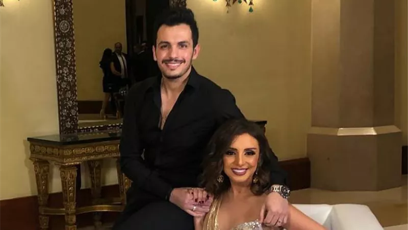 أنغام برفقة زوجها يؤديان مناسك العمرة