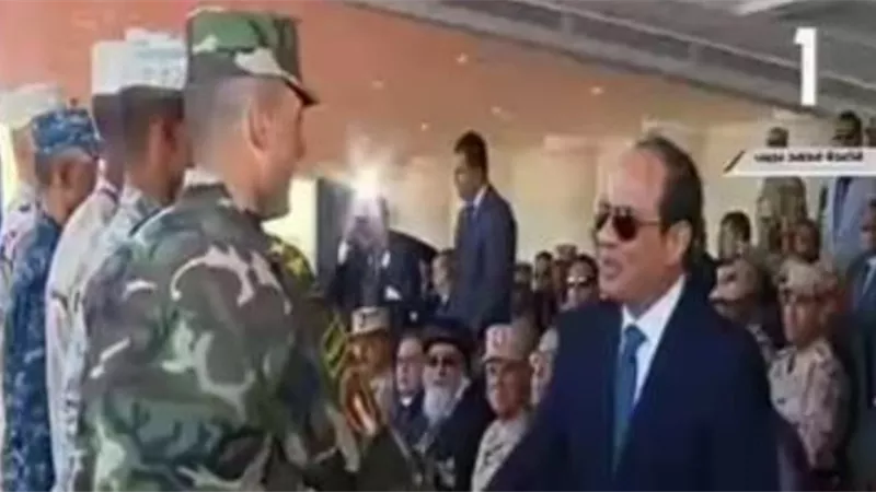 رجال القوات المسلحة يهدون الرئيس درع تعبيرًا عن وقوفهم خلف قيادته