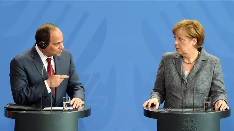 السيسى يبحث مع ميركل عدد من الملفات الإقليمية