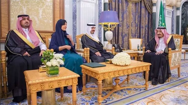 أول سفيرة سعودية تؤدي اليمين أمام الملك سلمان