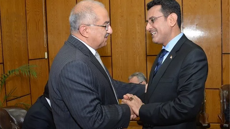 السفير اليمنى بالقاهرة يطمئن على الحالة الصحية للمصابين خلال تلقيهم العلاج