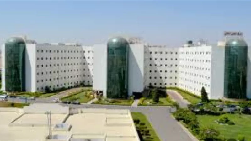 خبير فى جراحة العمود الفقرى بالمركز الطبى العالمى