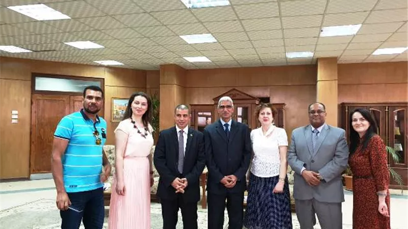 رئيس جامعة جنوب الوادى يستقبل وفد جامعة دورنا دي جوس الرومانية