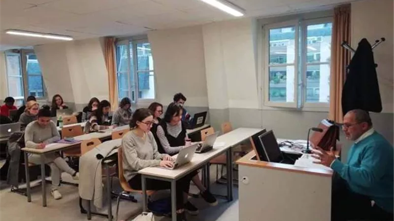 أستاذ بجامعة الأزهر يلقي محاضرة حول الحوار الإسلامي المسيحي في جامعة السوربون بباريس