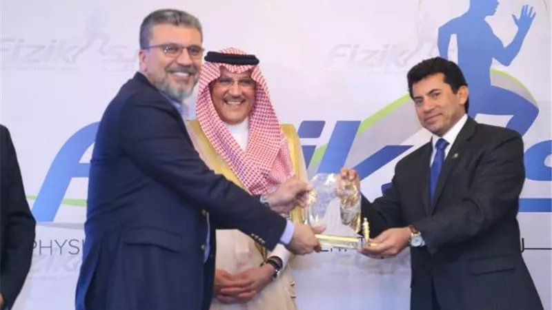 وزير الشباب والسفير السعودي يكرمان الاعلامى عمرو الليثى