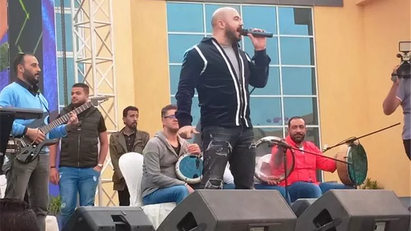 العسيلي يغني بجامعة بدر فى مهرجانها الدولي الـ4 ويبدأ فقرته بوحشتوني .. صور