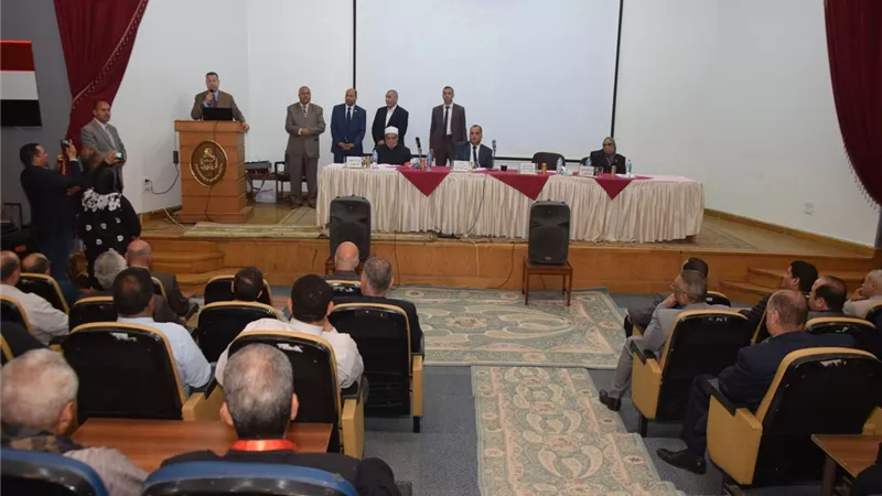 محافظ بني سويف يشارك في مؤتمر اتحاد نقابات العمال ببنى سويف