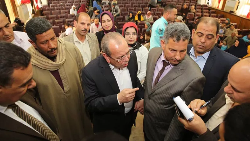 محافظ كفرالشيخ يلتقى بعدد من المواطنين ويستمع لطلباتهم..ويكلف بالحل العاجل والفورى لمشاكلهم