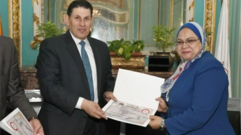 تكريم عمداء ووكلاء جامعة عين شمس المشاركون في المؤتمر العلمي الثامن