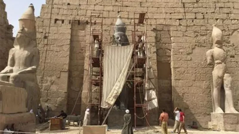 وزير الآثار يزيح الستار عن التمثال الخامس للملك رمسيس بمعبد الأقصر