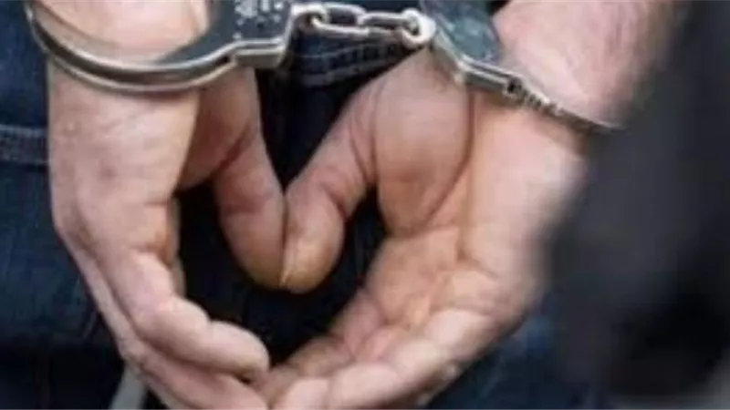 ضبظ عاطلين بحوزتهما 100 تذكرة هيروين وقنبلة غاز بكفرشكر