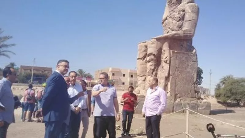 خلال زيارته للاقصر ..اطفال يستوقفون رئيس الوزراء