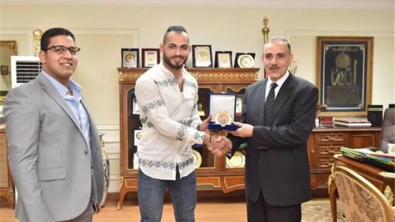 محافظ أسيوط يكرم بطل المصارعة حسام مرغني ويمنحه وسام المحافظة