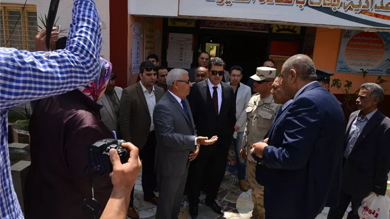 محافظ مطروح ومدير الأمن يطمئنان على عدد من مقار لجان الاستفتاء