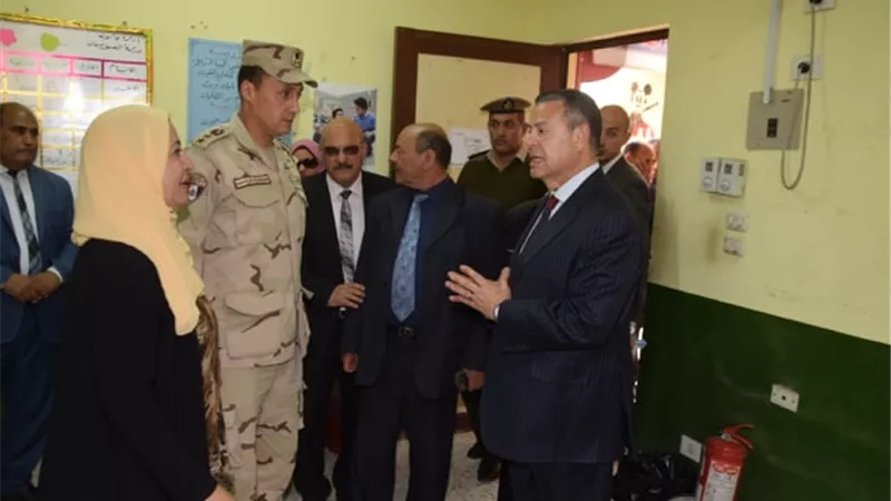محافظ بني سويف يتفقد مقار لجان الاستفتاء