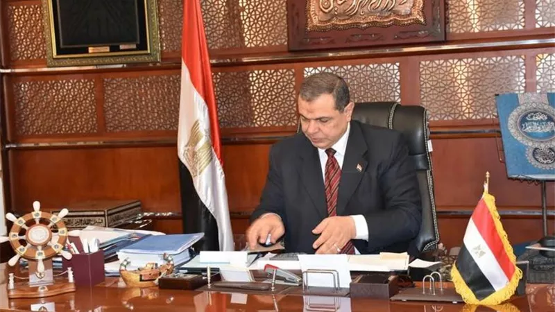 وزير القوى العاملة يهنئ محافظ أسيوط بالعيد القومي