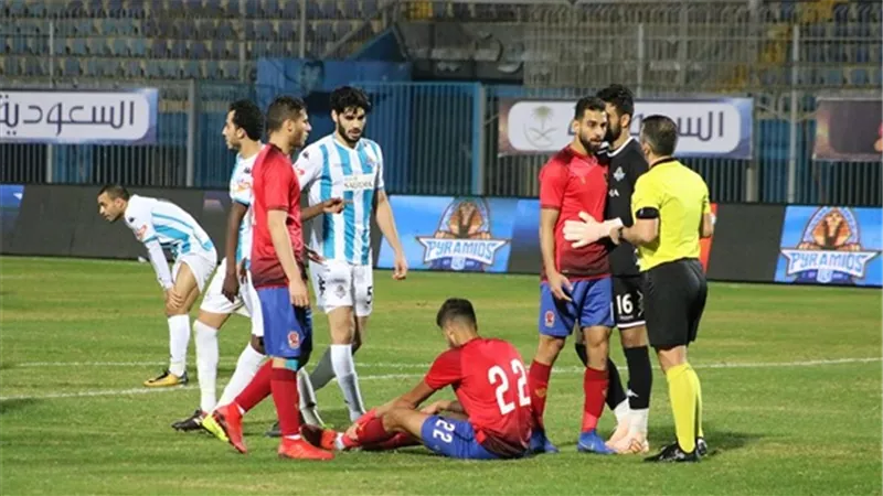 بالفيديو.. اشتباكات عنيفه بين لاعبي الأهلي وبيراميدز