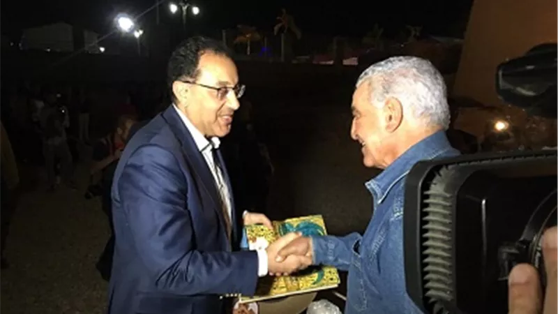 زاهى حواس يهدى نسخة من 