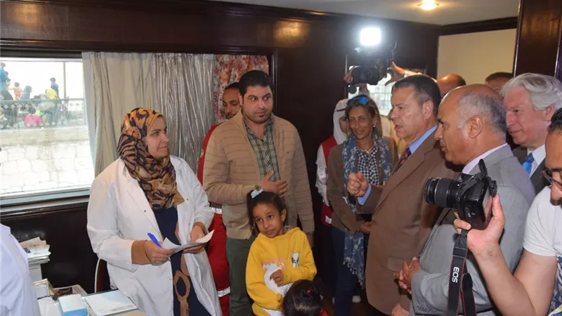 محافظ بني سويف يتفقد الخدمات الطبية بمستشفى الخير العائم