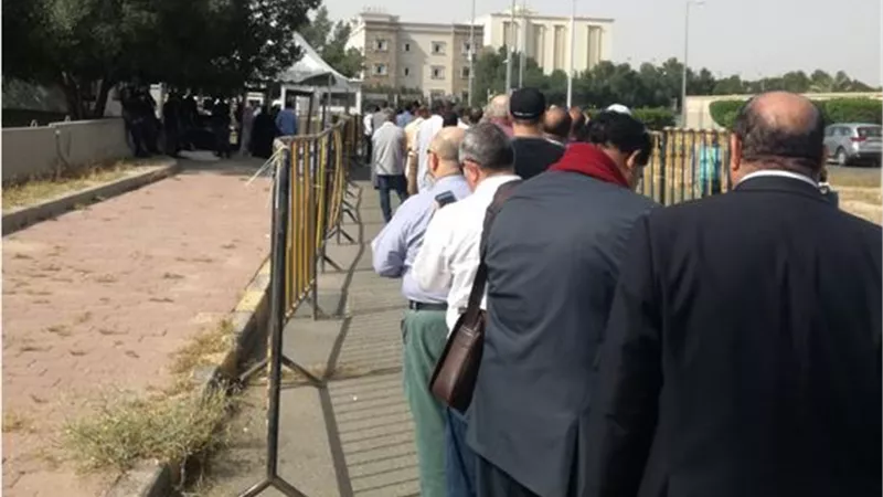 المصريون يحتشدون امام السفارة بالكويت لمشاركة في التصويت