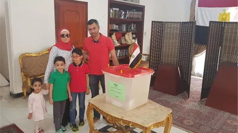 المصريون بالبحرين يحرصون على اصطحاب ابنائهم للمشاركة في التصويت..صور
