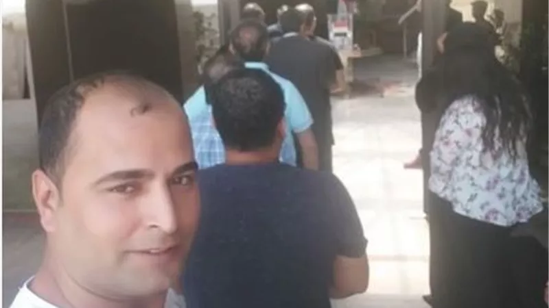 المصريون بالامارات يحتشدون أمام السفارة للتصويت ..صور