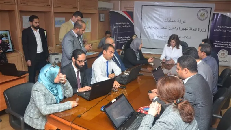 وزيرة الهجرة تجتمع بفريق عمل غرفة العمليات لمتابعة سير الاستفتاء على بالخارج