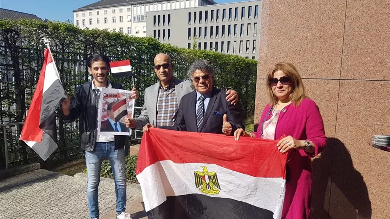 المصريون ببرلين يحتشدون للمشاركة في الاستفتاء ...صور
