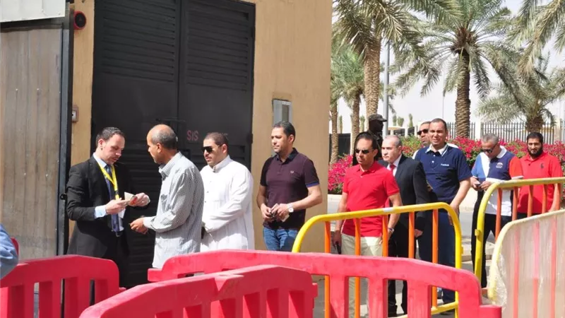 المصريون بالرياض يحرصون على المشاركة في الاستفتاء بصحبة عائلاتهم ...صور