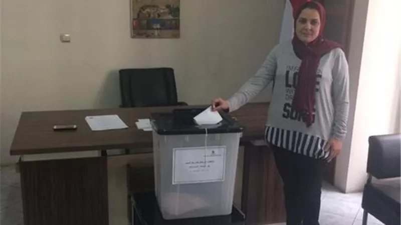 رغم سوء الاحوال الجوية ..المصريون يحرصون على الإدلاء بأصواتهم في ايران ..صور