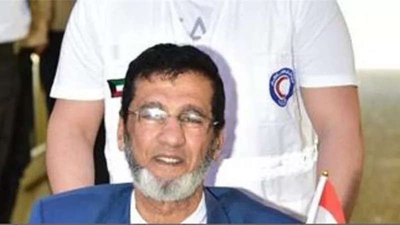 رغم المرض .. قعيد يتوجه للادلاء بصوته في الاستفتاء بالكويت