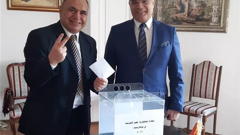 توافد الناخبين على السفارة المصرية برومانيا ومنسق الحركة أول المصوتين