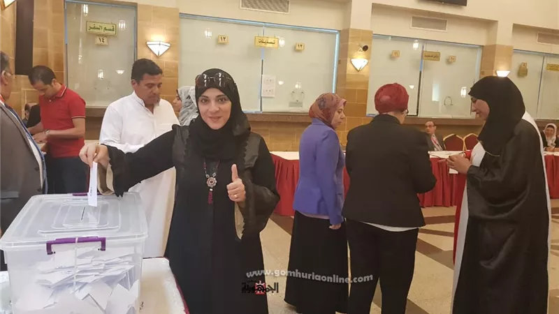 طبيبة مصرية قطعت مسافة ١٠٠ كيلو للمشاركة فى الاستفتاء