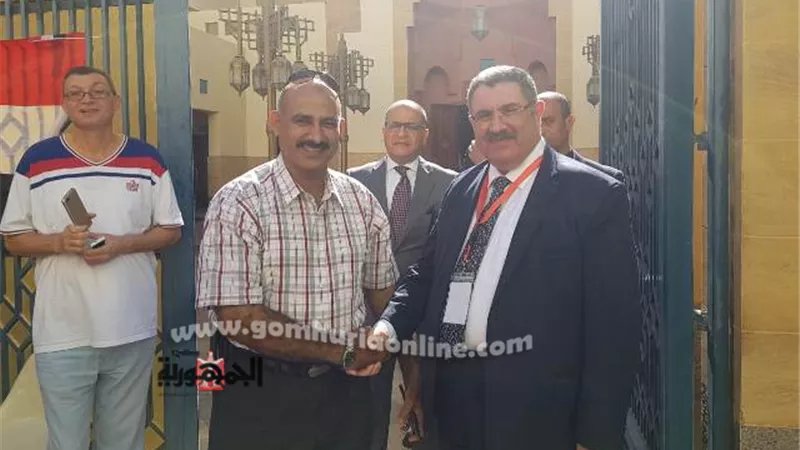 القنصل العام بجدة يستجيب لرغبة أبناء الجالية فى التقاط صور تذكارية