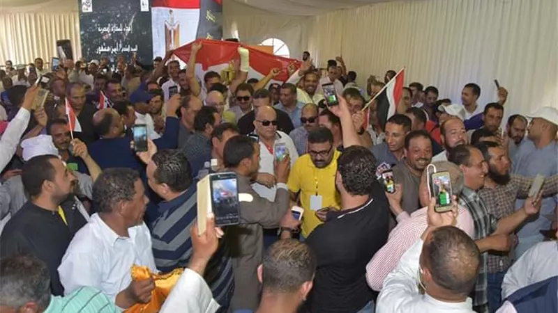 قبل اغلاق باب الاستفتاء لليوم الأول.. طوابير حاشدة أمام السفارة المصرية بالكويت