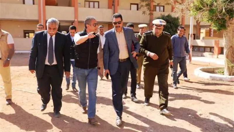 محافظ سوهاج ومدير الأمن يتفقدان التجهيزات النهائية للجان الانتخابية..صور