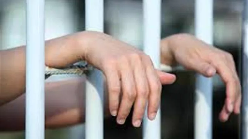 يعذب طفله الرضيع ويحبسه مع الكلاب.. انتقاماً من طليقته