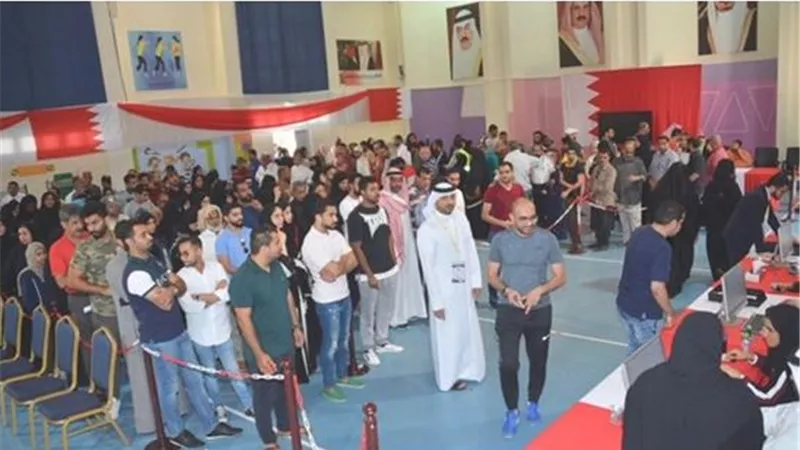 اقبال تاريخي للمصريين بالبحرين على الاستفتاء ... صور