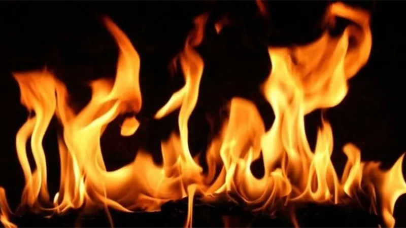 تحرق زوجها أثناء نومه . . بسبب لون بشرته