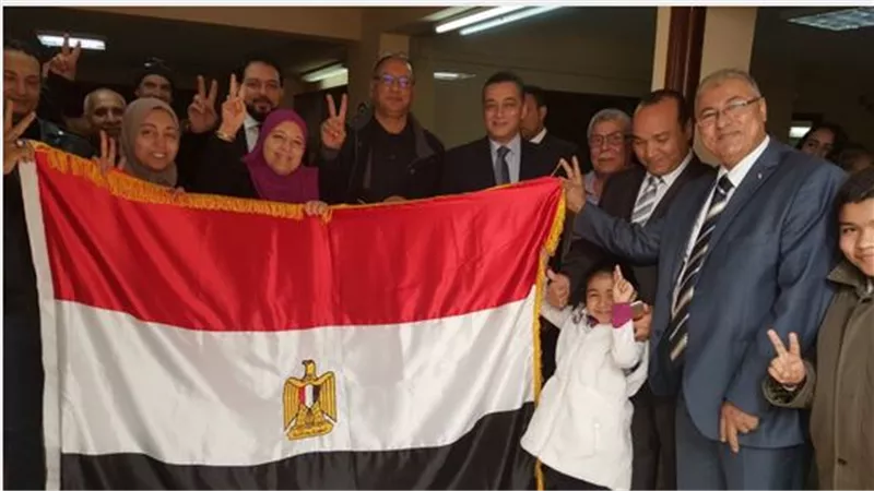 رغم الامطار الغزيرة ..المصريون يخرجون للاستفتاء بالمغرب