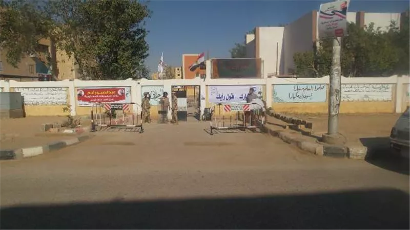 تكثيف أمنى امام لجان التصويت فى الاستفتاء على التعديلات الدستورية بالوادي الجديد.. صور