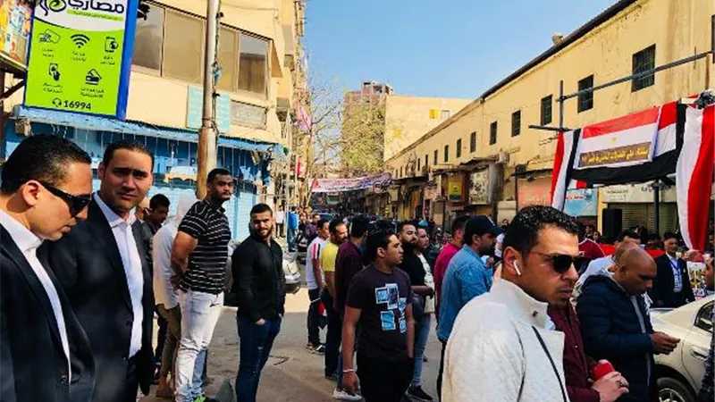 مواطنو الشرابية امام اللجان فى انتظار بدء التصويت للاستفتاء على الدستور