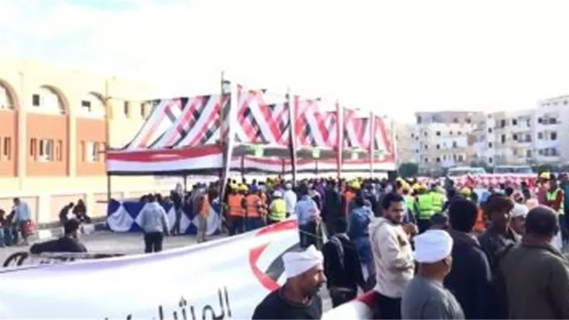 احتشاد الناخبين أمام اللجان بمدينة بدر فى انتظار بدء التصويت
