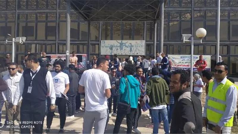 توافد الطلاب والعاملين بجامعة قناة السويس على نقاط التجمع الانتخابية..صور