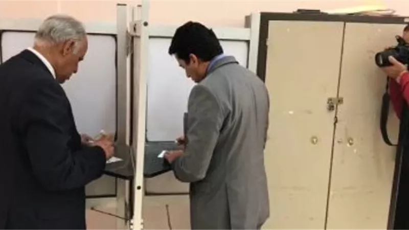 وزير الرياضة يدلى بصوته فى الاستفتاء بمدرسة طبرى الشروق
