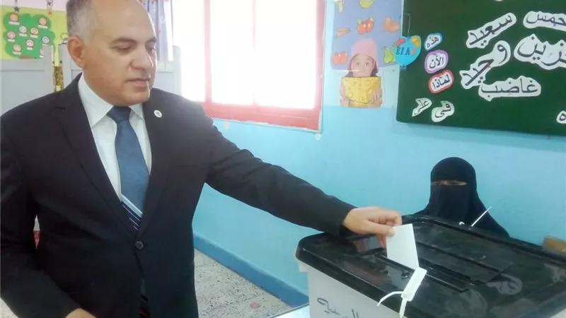 وزير الري يدلى بصوته الانتخابي في الاستفتاء..صور